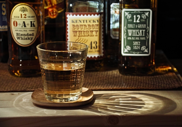 家に眠るお酒を賢く買取！ブランドアイテムも一緒に査定